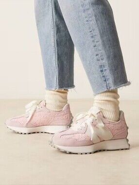 New Balance 327 Women's Pink Lace Accent with  'N' Logo ,size 7 RARE